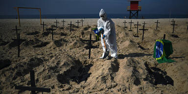100 'Gr&auml;ber' an der Copacabana ausgehoben