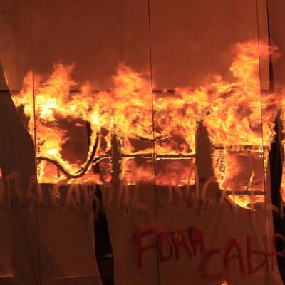 Krawalle: Lehrer zünden Bus an