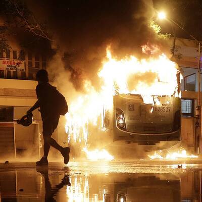 Krawalle: Lehrer zünden Bus an