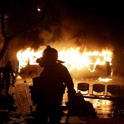 Krawalle: Lehrer zünden Bus an