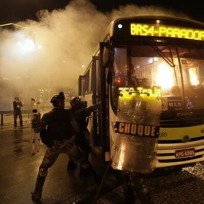 Krawalle: Lehrer zünden Bus an