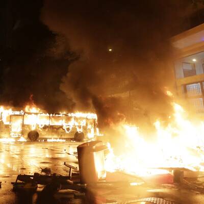 Krawalle: Lehrer zünden Bus an