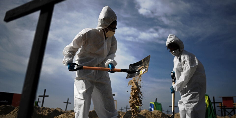 100 'Gräber' an der Copacabana ausgehoben