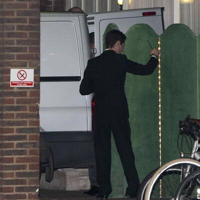 Hier wird ihr Leichnam aus dem Hotel gebracht