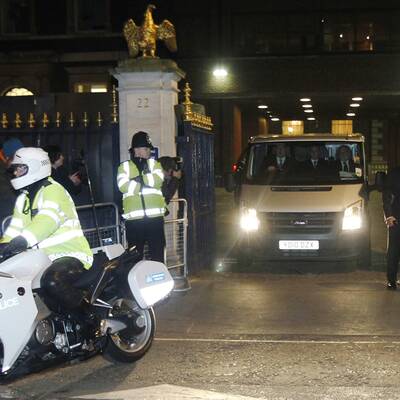 Hier wird ihr Leichnam aus dem Hotel gebracht
