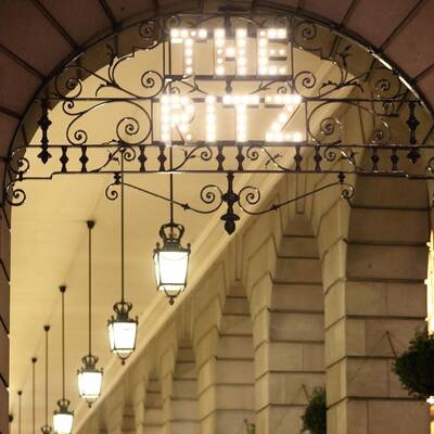 Hier wird ihr Leichnam aus dem Hotel gebracht