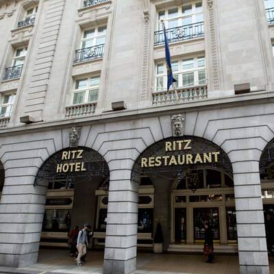 Hier wird ihr Leichnam aus dem Hotel gebracht