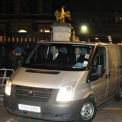 Hier wird ihr Leichnam aus dem Hotel gebracht