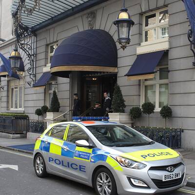 Hier wird ihr Leichnam aus dem Hotel gebracht