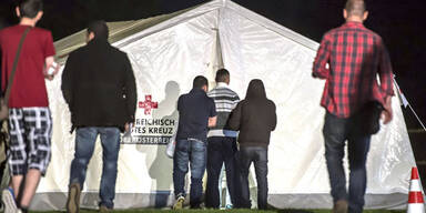 Flüchtlinge beziehen Zeltstädte 