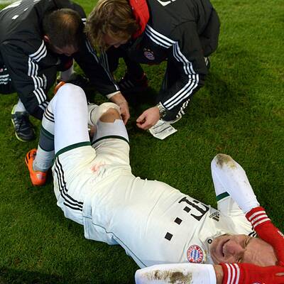 Robbens Knie blutig getreten