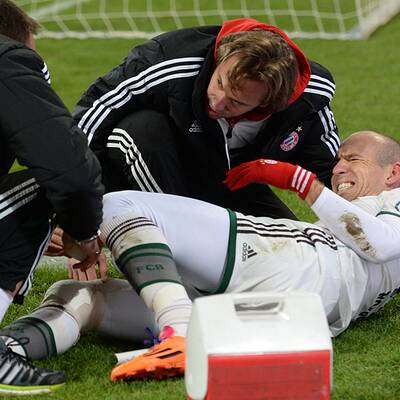 Robbens Knie blutig getreten