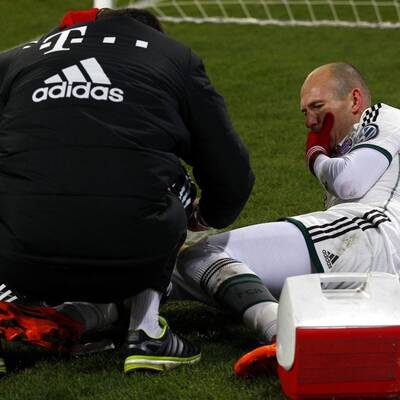 Robbens Knie blutig getreten