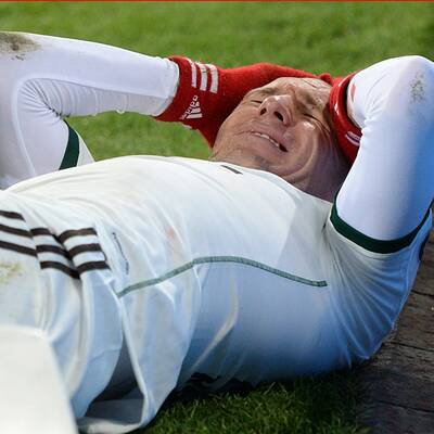 Robbens Knie blutig getreten