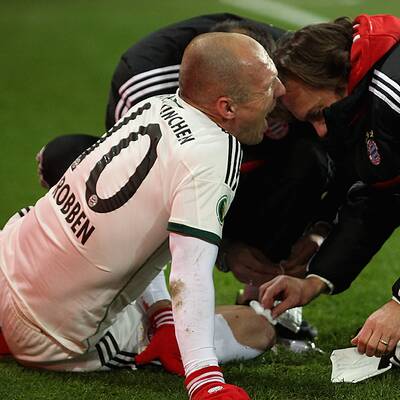 Robbens Knie blutig getreten