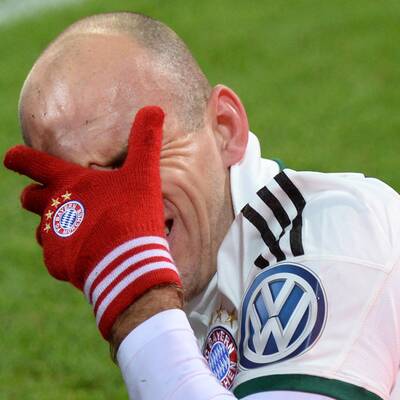 Robbens Knie blutig getreten