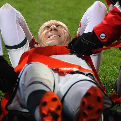 Robbens Knie blutig getreten