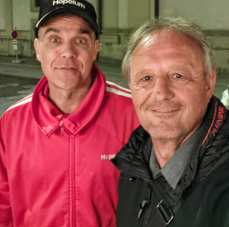 Robbie Williams mit Christian Kaiser bei seiner Ankunft in Wien