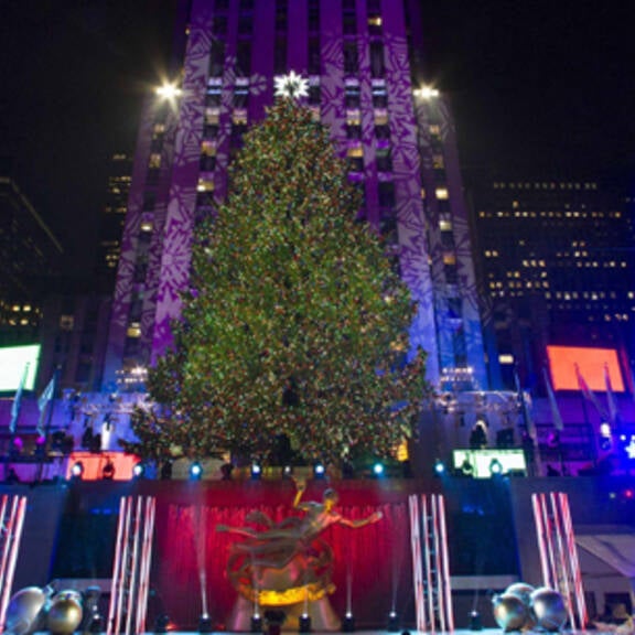 NYC: Christbaum am Rockefeller-Center leuchtet
