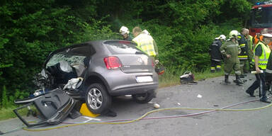 Frontal-Crash: 18-Jährige eingeklemmt