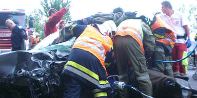 Frontal-Crash: 18-Jährige eingeklemmt