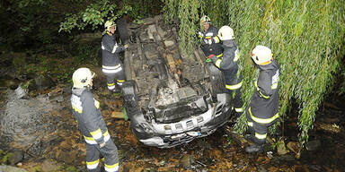 Fahrschülerin stürzt mit Auto in Bach