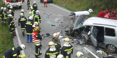 Auto kracht in Linienbus