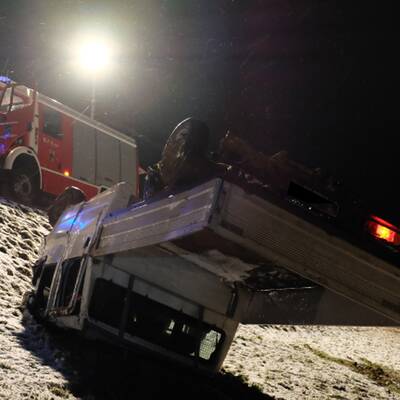 Der 24-jährige Lenker kam von der Straße ab und überschlug sich.