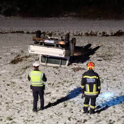 Der 24-jährige Lenker kam von der Straße ab und überschlug sich.
