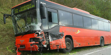 Auto kracht in Linienbus