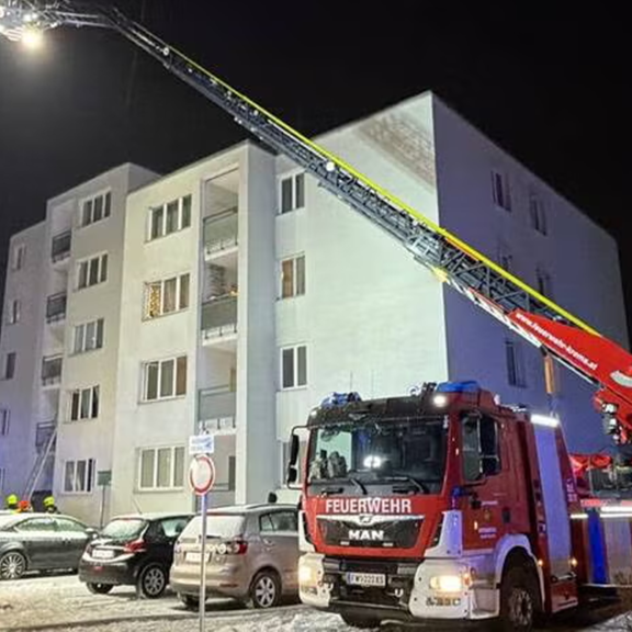Feuerinferno in Mehrfamilienhaus: 10 Bewohner verletzt