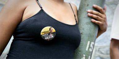 Wähler mit Busen-OP ködern