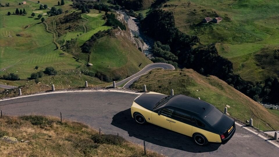 Einige Aufnahmen mit dem Goldfinger-Rolls-Royce entstanden am Furkapass in der Schweiz. Auf dieser malerischen und kurvigen Strecke kam es im Film zu einer ikonischen Verfolgungsjagd. 
