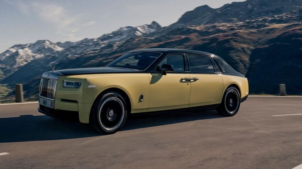 Der aktuelle Rolls-Royce Phantom wird seit 2018 hergestellt. Der „Goldfinger“ ist eine Version mit verlängertem Radstand und einem kräftigen V12-Motor, der 571 PS leistet. 