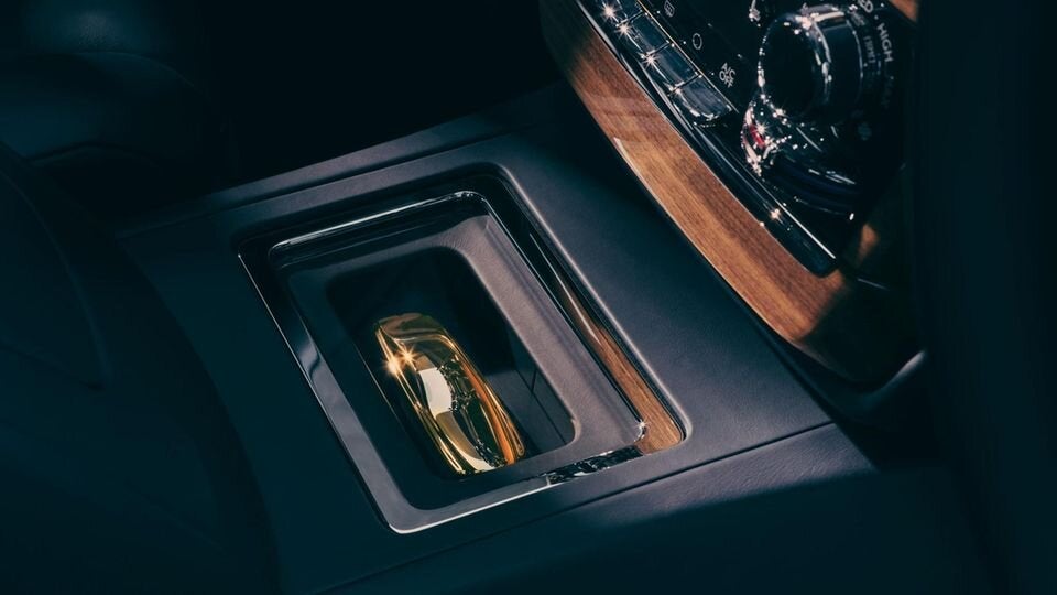 Kein Scherz: In der Mittelkonsole des Rolls-Royce Phantom befindet sich ein massiver Goldbarren aus 18-karätigem Gold, der eine 