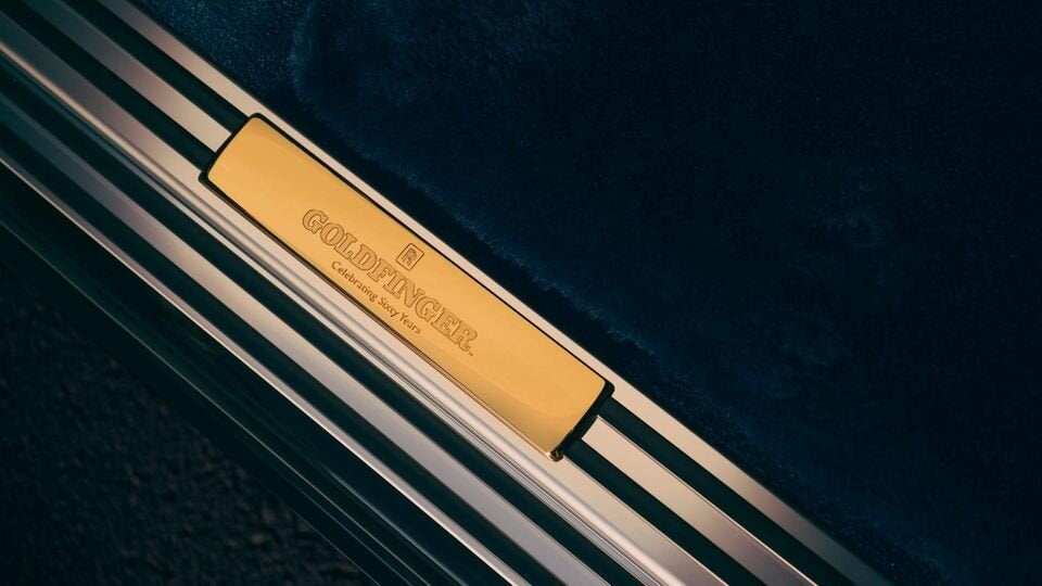 In den Einstiegsleisten befinden sich zwei goldene Platten, die bewusst wie die Goldbarren im Film gestaltet sind. 