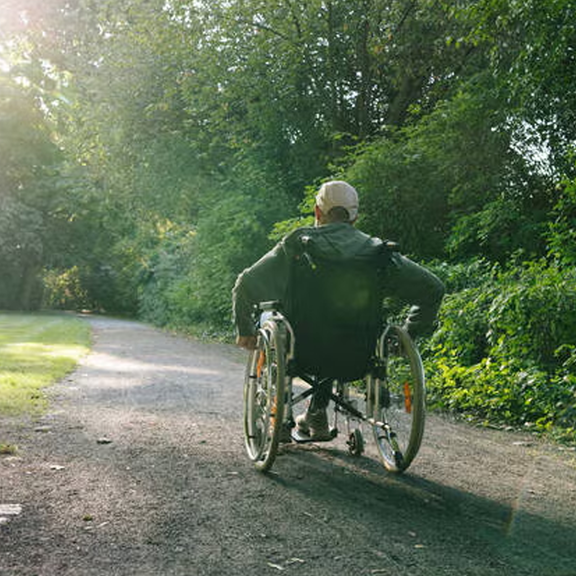 Rollstuhlfahrer in Wiener Park brutal ausgeraubt
