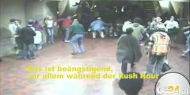 Rolltreppe defekt: Menschen-Karambolage