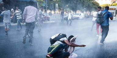 Polizei r&auml;umt von Migranten besetzten Platz