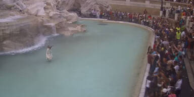 Als Senator verkleideter Mann sprang in Trevi-Brunnen