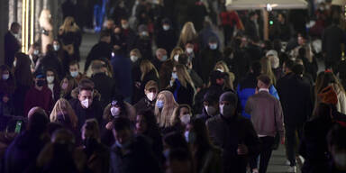 Vor Lockdown: Italiener st&uuml;rmen die Stadtzentren