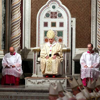 Papst Benedikt XVI: Rituelle Fußwaschung in Rom 