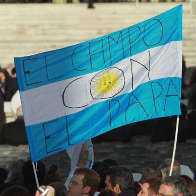 Menschenmenge jubelt Papst Franziskus am Petersplatz zu