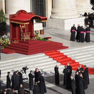 Menschenmenge jubelt Papst Franziskus am Petersplatz zu