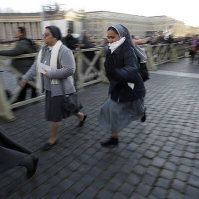 Menschenmenge jubelt Papst Franziskus am Petersplatz zu