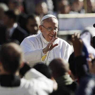 Menschenmenge jubelt Papst Franziskus am Petersplatz zu