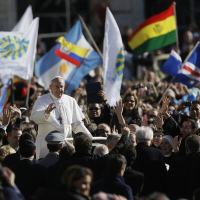 Menschenmenge jubelt Papst Franziskus am Petersplatz zu
