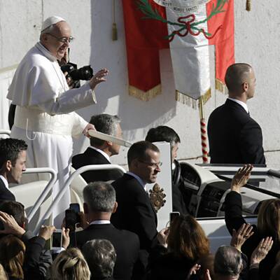 Menschenmenge jubelt Papst Franziskus am Petersplatz zu