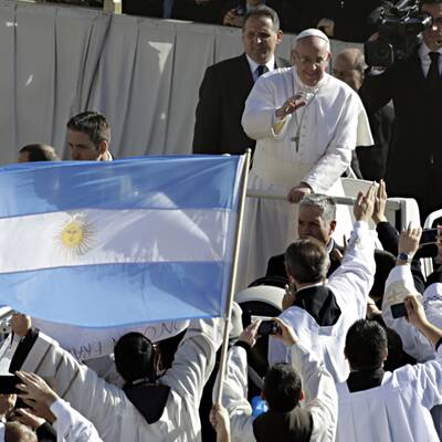 Menschenmenge jubelt Papst Franziskus am Petersplatz zu