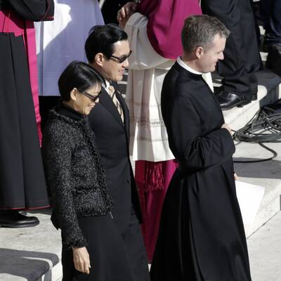 Menschenmenge jubelt Papst Franziskus am Petersplatz zu